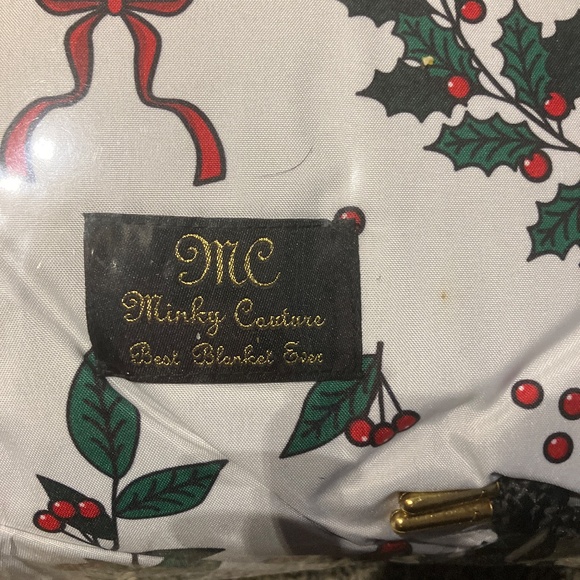 Minky Couture Blanket “Holly Berries” 60x63 With Carrying Bag 🎄🎁🌟 - Picture 4 of 6